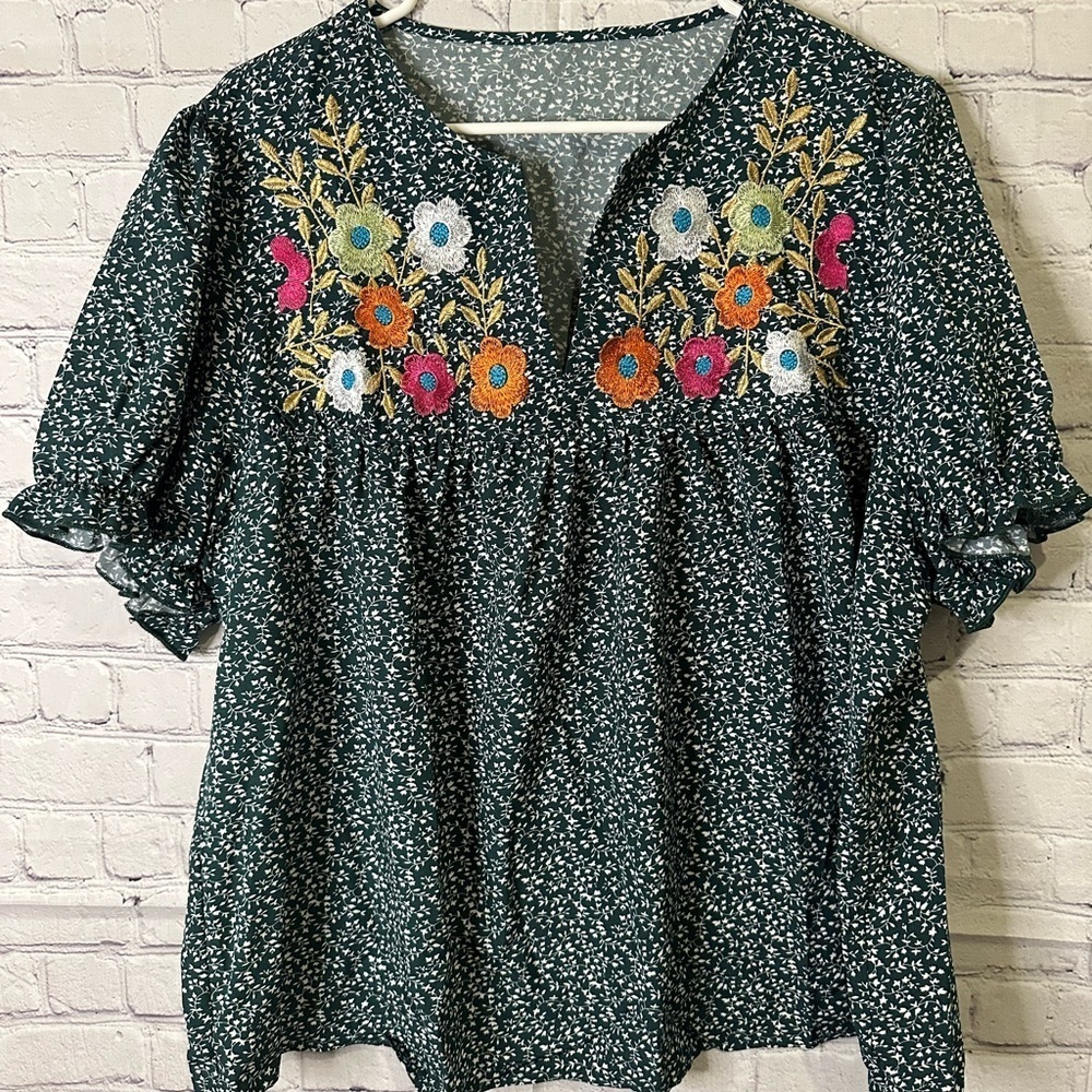 SHEIN Floral Embroidered Green Women's Top Size 3X but fits like 1X - Picture 2 of 4